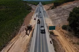 Mặt đường cao tốc Cam Lộ-La Sơn được thi công mở rộng quy mô từ 2 làn xe lên 4 làn xe hoàn chỉnh. (Ảnh: Mai Trang/TTXVN)