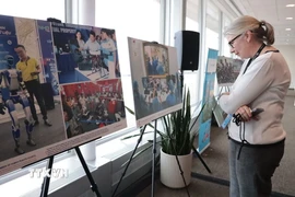 Các đại biểu tại Liên Hợp Quốc tham quan Triển lãm. (Ảnh: Thanh Tuấn/TTXVN)