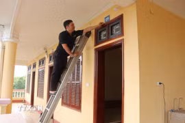 Trường Chính trị tỉnh Tuyên Quang kiểm tra toàn bộ các phòng trong khu ký túc xá để sẵn sàng bố trí làm nơi ở và sinh hoạt cho cán bộ tỉnh Hà Giang. (Ảnh: Hoàng Hải/TTXVN)