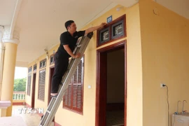 Trường Chính trị tỉnh Tuyên Quang kiểm tra toàn bộ các phòng trong khu ký túc xá để sẵn sàng bố trí làm nơi ở và sinh hoạt cho cán bộ tỉnh Hà Giang. (Ảnh: Hoàng Hải/TTXVN)