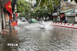 Mưa lớn gây ngập trên tuyến phố Minh Khai, quận Hai Bà Trưng. (Ảnh: Trần Việt/TTXVN)