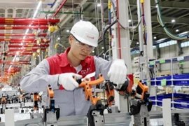 Công nhân lắp ráp ôtô tại Nhà máy Sản xuất Ôtô Thành Công Việt Hưng, Khu công nghiệp Việt Hưng (thành phố Hạ Long, tỉnh Quảng Ninh). (Ảnh: Văn Đức/TTXVN)