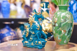 Linh vật ngựa cho Tết Bính Ngọ của Tập đoàn Quà quý Việt Nam được các nghệ nhân chế tác tỉ mỉ, tuân thủ chặt chẽ các nguyên tắc phong thủy về tỷ lệ, hình dáng để mang lại tài lộc, vượng khí và ý nghĩa "Mã đáo thành công". (Ảnh: Phan Phương/TTXVN)