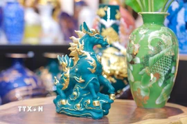 Linh vật ngựa cho Tết Bính Ngọ của Tập đoàn Quà quý Việt Nam được các nghệ nhân chế tác tỉ mỉ, tuân thủ chặt chẽ các nguyên tắc phong thủy về tỷ lệ, hình dáng để mang lại tài lộc, vượng khí và ý nghĩa "Mã đáo thành công". (Ảnh: Phan Phương/TTXVN)
