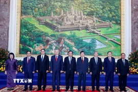 Tổng Bí thư Tô Lâm; Chủ tịch Đảng Nhân dân Campuchia Samdech Techo Hun Sen; Tổng Bí thư, Chủ tịch nước Lào Thongloun Sisoulith cùng lãnh đạo chủ chốt 3 Đảng tại Cuộc gặp. (Ảnh: Thống Nhất/TTXVN)