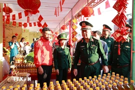 Đại tướng Nguyễn Trọng Nghĩa, Ủy viên Bộ Chính trị, Bí thư Trung ương Đảng, Chủ nhiệm Tổng cục Chính trị Quân đội Nhân dân Việt Nam tham quan các gian hàng trong chương trình “Chợ Xuân 0 đồng, lan tỏa yêu thương”. (Ảnh: Hưng Thịnh/TTXVN)