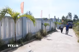 Con đường vào nhà văn hóa thôn Tuyết Diêm 3 được mở rộng nhờ ông Binh hiến đất. (Ảnh: Đinh Hương/TTXVN)