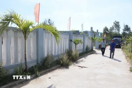 Con đường vào nhà văn hóa thôn Tuyết Diêm 3 được mở rộng nhờ ông Binh hiến đất. (Ảnh: Đinh Hương/TTXVN)