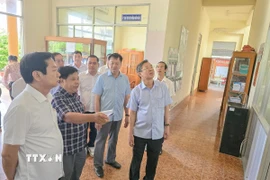 Bí thư Thành ủy Cần Thơ Đỗ Thanh Bình và Chủ tịch Ủy ban Nhân dân thành phố Trương Cảnh Tuyên khảo sát trụ sở xã Định Môn, huyện Thới Lai, dự kiến bố trí trụ sở xã Trường Thành, huyện Thới Lai sau sáp nhập. (Ảnh: Thanh Liêm/TTXVN)