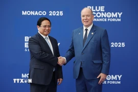Hoàng thân Monaco Albert II đón Thủ tướng Phạm Minh Chính tham dự Hội nghị Đại dương của Liên hợp quốc lần thứ 3. (Ảnh: Dương Giang/TTXVN)