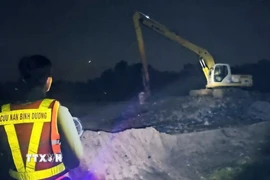 Các lực lượng chức năng tìm kiếm tung tích nạn nhân. (Ảnh: TTXVN phát)