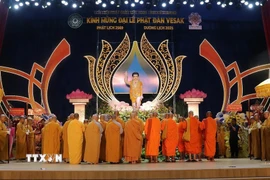 Quý chư tôn đức, tăng ni cử hành nghi lễ cúng dường Phật đản. (Ảnh: Lê Huy Hải/TTXVN)
