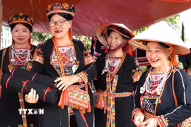 Phụ nữ dân tộc lựa chọn trang phục, phụ kiện truyền thống tại Lễ hội Chợ Thụt, xã Phù Lưu (Tuyên Quang). (Ảnh: Minh Tâm/TTXVN)
