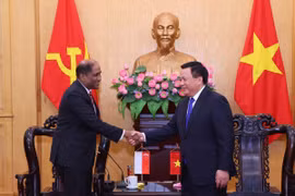 Giám đốc Học viện Chính trị Quốc gia Hồ Chí Minh, Chủ tịch Hội đồng Lý luận Trung ương Nguyễn Xuân Thắng tiếp ông Jaya Ratnam, Đại sứ Đặc mệnh toàn quyền Cộng hòa Singapore tại Việt Nam. (Ảnh: Văn Điệp/TTXVN)