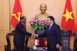 Giám đốc Học viện Chính trị Quốc gia Hồ Chí Minh, Chủ tịch Hội đồng Lý luận Trung ương Nguyễn Xuân Thắng tiếp ông Jaya Ratnam, Đại sứ Đặc mệnh toàn quyền Cộng hòa Singapore tại Việt Nam. (Ảnh: Văn Điệp/TTXVN)