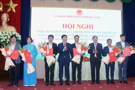 Trao quyết định thành lập Sở Tài chính tỉnh Hà Nam trên cơ sở hợp nhất Sở Tài chính và Sở Kế hoạch và Đầu tư. (Ảnh: Nguyễn Chinh/TTXVN)