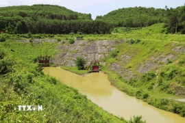 Sông Đào phân 2 nhánh chìm sâu, xuyên qua chiều dài hàng trăm mét trong lòng rú đất ngăn cách giữa 2 xã Hòa Sơn và Đại Thành (huyện Đô Lương, Nghệ An). (Ảnh: Xuân Tiến/TTXVN)