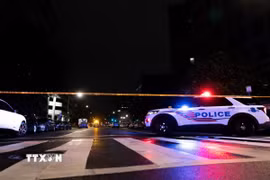 Hiện trường vụ nổ súng bên ngoài bảo tàng Do Thái ở Washington D.C., ngày 22/5/2025. (Nguồn: THX/TTXVN)