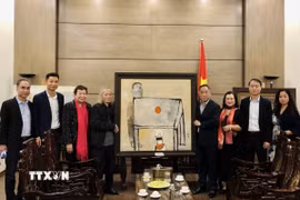 Đại diện Hội Mỹ thuật Việt Nam trao tượng trưng tác phẩm cho Bảo tàng Mỹ thuật Việt Nam. (Ảnh: Phương Lan/ TTXVN)