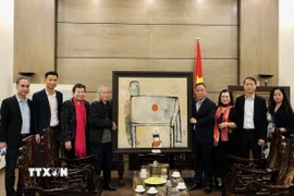 Đại diện Hội Mỹ thuật Việt Nam trao tượng trưng tác phẩm cho Bảo tàng Mỹ thuật Việt Nam. (Ảnh: Phương Lan/ TTXVN)