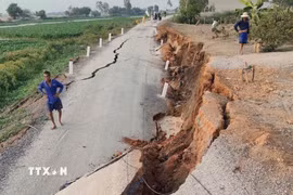 Hiện trạng tuyến đường bị sạt lở ở xã Vĩnh Hưng, Tây Ninh. (Ảnh: TTXVN phát)