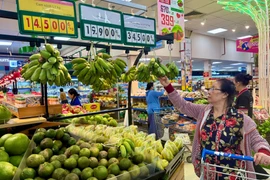 Người dân mua trái cây tại siêu thị Co.op trên đường Nguyễn Đình Chiểu, Thành phố Hồ Chí Minh. (Ảnh: Hương Giang/TTXVN)