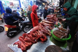 Các mặt hàng thực phẩm được bán tại chợ phục vụ nhu cầu của người dân. (Ảnh: Tuấn Anh/TTXVN)