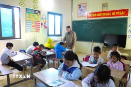 Giáo viên cắm bản tại Điểm trường Phổ thông dân tộc bán trú Tiểu học Nhôn Mai đứng lớp ghép. (Ảnh: Xuân Tiến/TTXVN)
