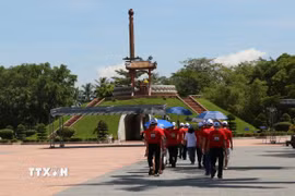 Đông đảo người dân đến thăm quan, viếng tại Di tích Quốc gia Thành cổ Quảng Trị. (Ảnh: Thanh Thủy/TTXVN)