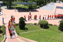 Đông đảo người dân đến viếng và dâng hương tại Di tích Quốc gia Thành cổ Quảng Trị. (Ảnh: Thanh Thủy/TTXVN)