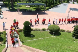 Đông đảo người dân đến viếng và dâng hương tại Di tích Quốc gia Thành cổ Quảng Trị. (Ảnh: Thanh Thủy/TTXVN)