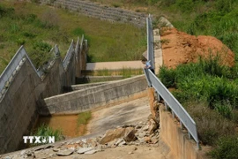 Khối công trình tại hạng mục tràn xả lũ của hồ chứa nước Đông Thanh đã bị xuống cấp nghiêm trọng sau ảnh hưởng của sạt lở. (Ảnh: Nguyễn Dũng/TTXVN)