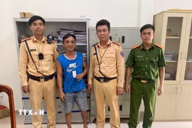Lực lượng cảnh sát giao thông phát hiện tài xế dương tính với chất ma túy. (Ảnh: TTXVN phát)
