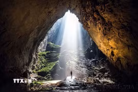 Khoảnh khắc tia nắng chiếu vào Vọng Khủng Long khi tham gia Tour khám phá du lịch mạo hiểm hang Sơn Đoòng. (Ảnh: TTXVN phát)