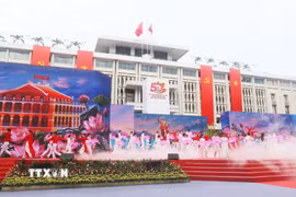 Tiếc mục văn nghệ chào mừng kỷ niệm 50 năm Ngày Sài Gòn-Gia Định chính thức vinh dự mang tên Chủ tịch Hồ Chí Minh tại Hội trường Thống Nhất (Thành phố Hồ Chí Minh). (Ảnh: Thanh Vũ/TTXVN)