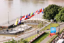 Quốc kỳ các nước ASEAN. (Ảnh: Xuân Khu/TTXVN)