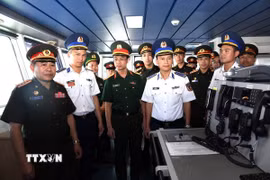 Đoàn sỹ quan trẻ Quân đội nhân dân Lào tham quan tại tàu CSB 8002, Bộ tư lệnh Vùng Cảnh sát biển 2. (Ảnh: Trịnh Bang Nhiệm/TTXVN)