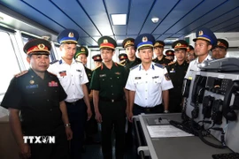 Đoàn sỹ quan trẻ Quân đội nhân dân Lào tham quan tại tàu CSB 8002, Bộ tư lệnh Vùng Cảnh sát biển 2. (Ảnh: Trịnh Bang Nhiệm/TTXVN)