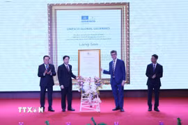 Ông Jonathan Wallace Baker, Trưởng Đại diện Tổ chức Giáo dục, Khoa học và Văn hóa của Liên hợp quốc (UNESCO) (bên phải) trao Bằng công nhận Công viên địa chất toàn cầu UNESCO Lạng Sơn cho lãnh đạo tỉnh Lạng Sơn. (Ảnh: Anh Tuấn/TTXVN)