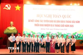 Ủy viên Bộ Chính trị, Bí thư Trung ương Đảng, Trưởng Ban Tuyên giáo và Dân vận Trung ương Nguyễn Trọng Nghĩa tặng hoa các đồng chí Trưởng ban Tuyên giáo và Dân vận các tỉnh, thành phố. (Ảnh: Thanh Vân/TTXVN)