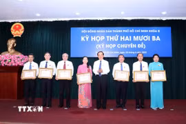 Ông Nguyễn Văn Nên, Ủy viên Bộ Chính trị, Bí thư Thành ủy Thành phố Hồ Chí Minh trao Bằng khen của Ủy ban Nhân dân Thành phố cho các cá nhân có thành tích xuất sắc cho Hội đồng Nhân dân Thành phố giai đoạn 2021-2025. (Ảnh: Xuân Khu/TTXVN)