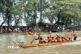 Đua ghe ngo mini thường được tổ chức nhân các dịp lễ, tết của đồng bào Khmer tại chùa Cái Giá giữa (xã Hưng Hội, huyện Vĩnh Lợi). (Ảnh: TTXVN phát)