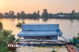 Vụ sạt lở đất tại xã Nguyễn Huân, huyện Đầm Dơi đã làm thiệt hại hoàn toàn 8 căn nhà của người dân. (Ảnh: TTXVN phát)