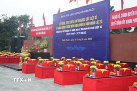 Tỉnh Bình Phước truy điệu, an táng hài cốt liệt sỹ và dâng hương tưởng niệm anh linh các anh hùng liệt sỹ. (Ảnh: Nhật Bình/TTXVN)