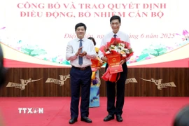 Ông Lê Thành Đô, Chủ tịch Ủy ban Nhân dân tỉnh Điện Biên trao quyết định bổ nhiệm giữ chức Phó Chánh Văn phòng Ủy ban Nhân dân tỉnh cho ông Nguyễn Tiến Cường. (Ảnh: Trung Kiên/ TTXVN)