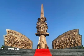 Tượng đài Trung tâm Khu tưởng niệm Chiến khu D ở Bình Dương được ốp phù điêu bằng đồng. (Ảnh: Dương Chí Tưởng/TTXVN)