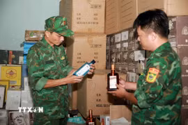 Lực lượng Đồn biên phòng cửa khẩu Lao Bảo bắt giữ nhiều vụ buôn lậu bia rượu qua biên giới. (Ảnh: Nguyên Linh/TTXVN)