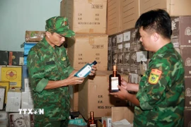 Lực lượng Đồn biên phòng cửa khẩu Lao Bảo bắt giữ nhiều vụ buôn lậu bia rượu qua biên giới. (Ảnh: Nguyên Linh/TTXVN)