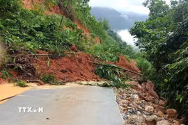 Mưa lớn đã làm khoảng 10.000m3 đất đá phía ta luy dương sạt lở xuống tuyến tỉnh lộ 177, đoạn qua xã Tân Lập (Bắc Quang, Hà Giang). (Ảnh: TTXVN phát)