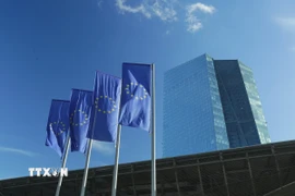 Ngày 5/6/2025, Ngân hàng Trung ương châu Âu (ECB) đã cắt giảm lãi suất tham chiếu thêm 0,25%, xuống 2% đúng như dự kiến, do quan ngại gia tăng về nền kinh tế khu vực đồng euro (Eurozone) gặp khó khăn và căng thẳng thương mại toàn cầu. Ảnh: Trụ sở ECB ở Frankfurt, Đức. (Nguồn: THX/TTXVN)